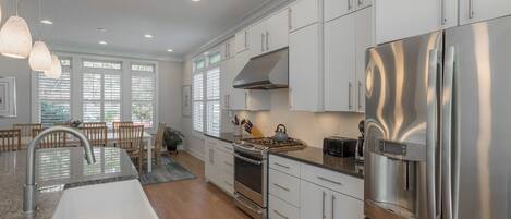 冷蔵庫、電子レンジ、オーブン、コンロ