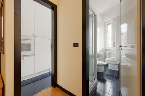 Shower, hair dryer, bidet, towels