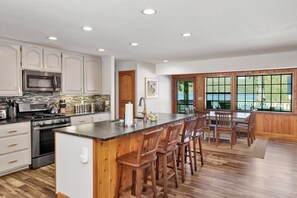 Kylskåp, mikrovågsugn, ugn och spishäll