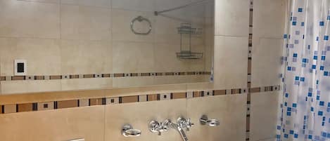 Handtücher, Seife, Shampoo, Toilettenpapier