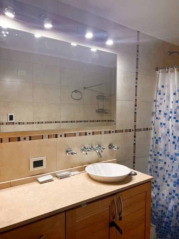 Toallas, jabón, shampoo, papel de baño