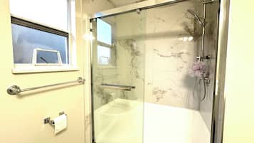 Chuveiro, secador de cabelo, toalhas de banho, sabonete