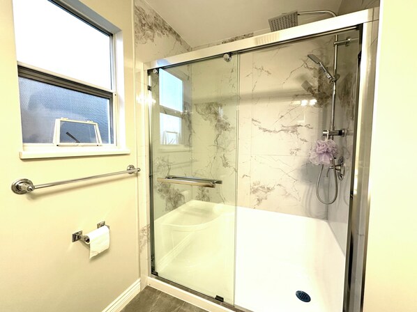 Dusche, Haartrockner, Handtücher, Seife