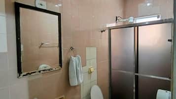 Ducha, toallas, jabón y papel higiénico