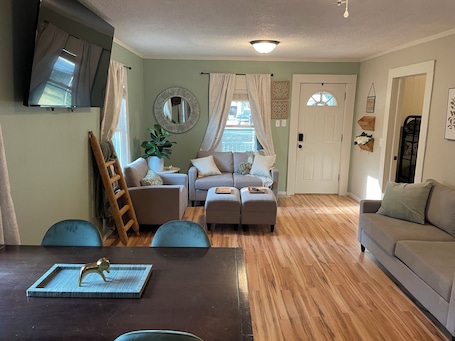 Smart TV. Charming & Stylish 2-bedroom house with free WiFi in Winfield