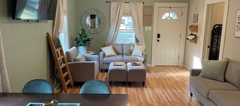 Charming & Stylish 2-bedroom house with free WiFi in Winfield