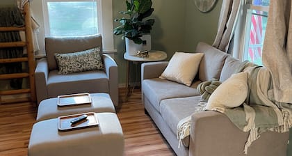 Charming & Stylish 2-bedroom house with free WiFi in Winfield