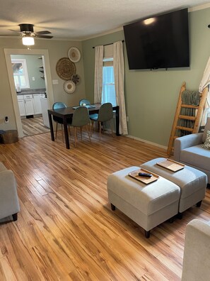 Smart TV - Charming & Stylish 2-bedroom house with free WiFi in Winfield (Winfield)