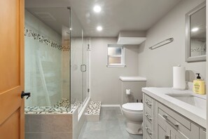 Dusche, Haartrockner, Handtücher, Seife