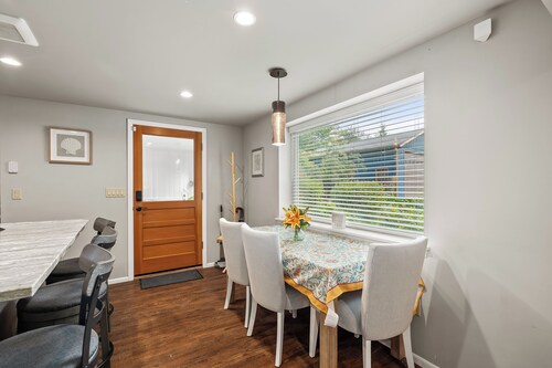 Cozy 2-bedroom apartment in park like setting with WiFi, pet friendly 