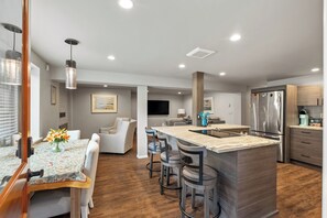 Interior - Cozy 2-bedroom apartment in park like setting with WiFi, pet friendly (Olympia)