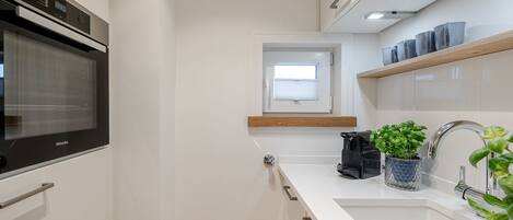 Frigorifero, forno, piano cottura, lavastoviglie