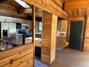 冷蔵庫、電子レンジ、オーブン、コンロ