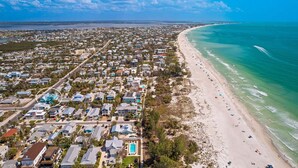 Una zona residenziale sulla costa, con case, una spiaggia e una vista aperta sull'oceano.