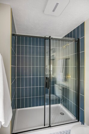 Suihku, hiustenkuivaaja, pyyhkeet, saippua