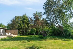 Property grounds - Charming and childfriendly summerhouse near beach (Græsted)