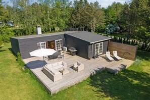 Outdoor dining - Charming and childfriendly summerhouse near beach (Græsted)