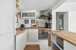 Fridge, oven, stovetop, dishwasher - Charming and childfriendly summerhouse near beach (Græsted)