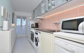 Een koelkast, een oven, een kookplaat, een vaatwasser