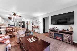 Smart TV, fireplace - Family-Friendly Condo with Hot Tub, Pools, Golf and more! (Branson)