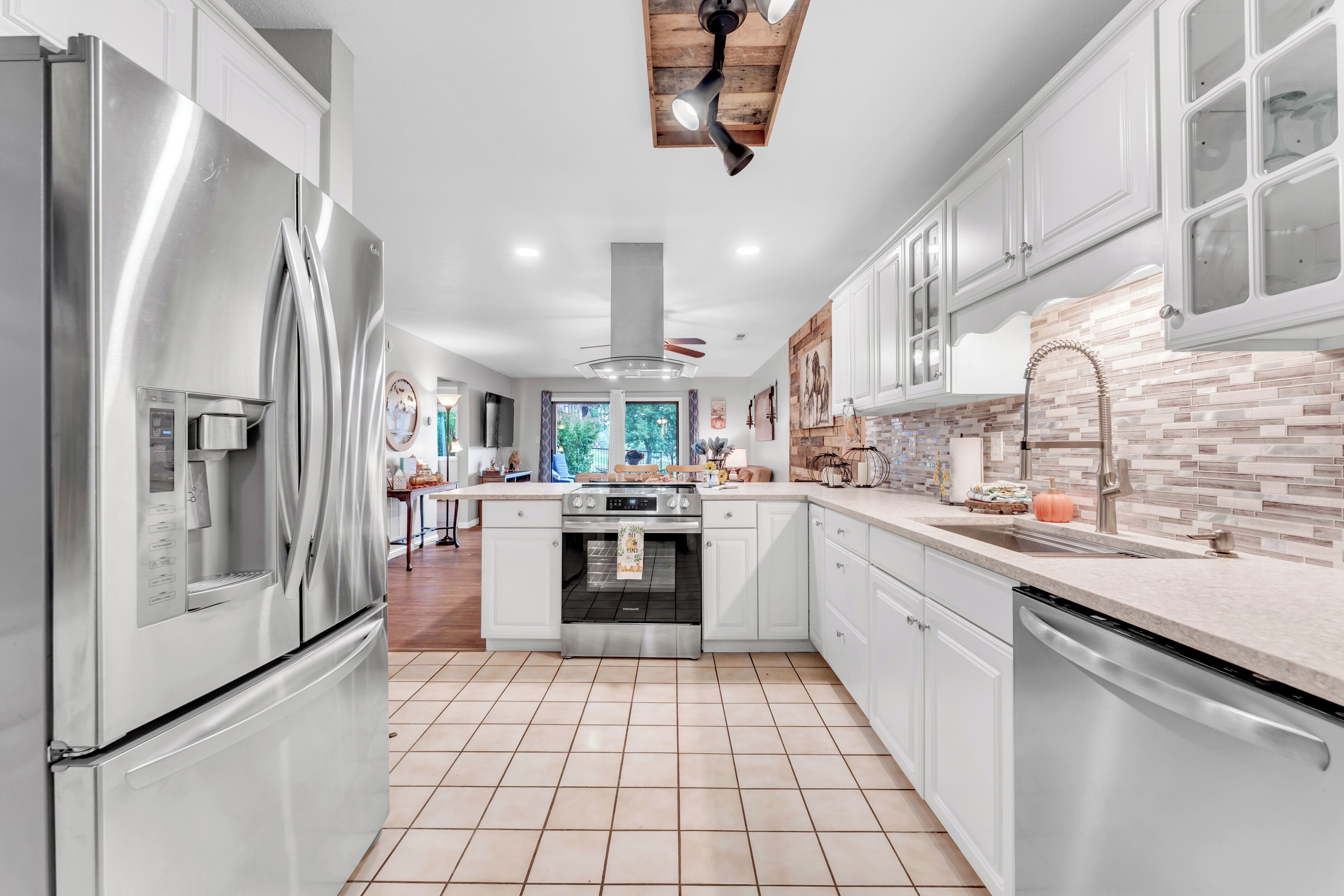 冰箱、微波炉、烤箱、炉灶