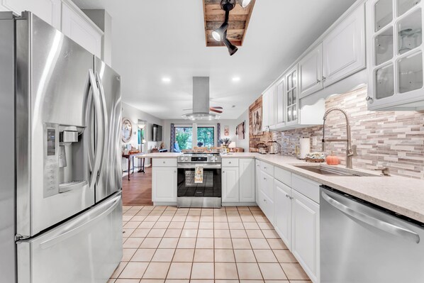 Réfrigérateur, four à micro-ondes, un four, surface de cuisson