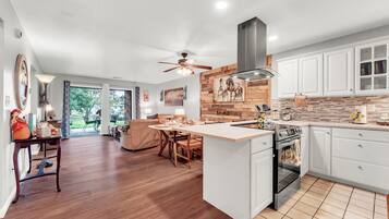 Jääkaappi, mikroaaltouuni, uuni, liesi