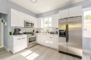 Kühlschrank, Mikrowelle, Ofen, Herdplatte