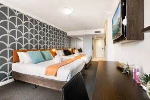 Tabla de planchar con plancha, wifi y ropa de cama 