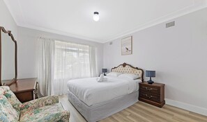 3 habitaciones, tabla de planchar con plancha, wifi y ropa de cama 