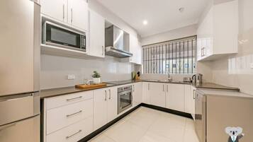 Een koelkast, een magnetron, een oven, een kookplaat