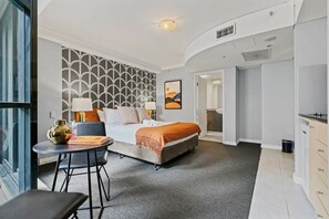 Tabla de planchar con plancha, wifi y ropa de cama 