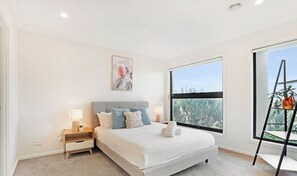 5 bedrooms, iron/ironing board, WiFi, bed sheets