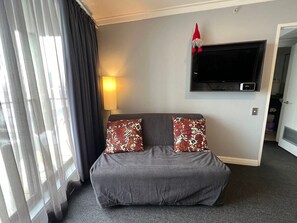 TV - CBD - 2BR in Heart of Sydney, light rail at door (Haymarket)