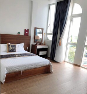 Quarto casal luxo de uso individual, sacada, vista para a cidade | Escrivaninha, Wi-Fi de cortesia
