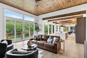 Smart TV, fireplace, stereo