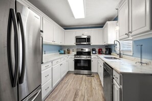 Fridge, microwave, oven, stovetop - Deluxe Pet-Friendly cozy cottage home w/Private Pool - Cherry Grove (North Myrtle Beach)