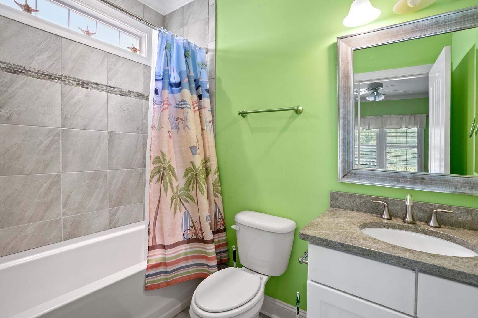 Un baño con bañera, inodoro y lavamanos.