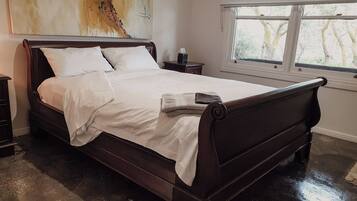 3 bedrooms, iron/ironing board, bed sheets