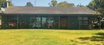 Cosy 3 bedroom cottage with indoor fireplace