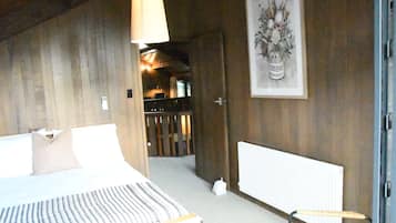 4 quartos, cofres nos quartos, escrivaninha