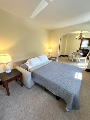 2 dormitorios, escritorio, tabla de planchar con plancha y cuna de viaje