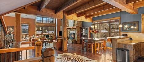 Een smart-tv en een open haard