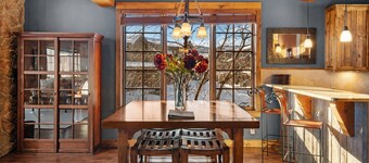 NEW! Laughing Moose Lodge. Stunning Mtn Views, Fireplace, Billiards, Hot Tub.