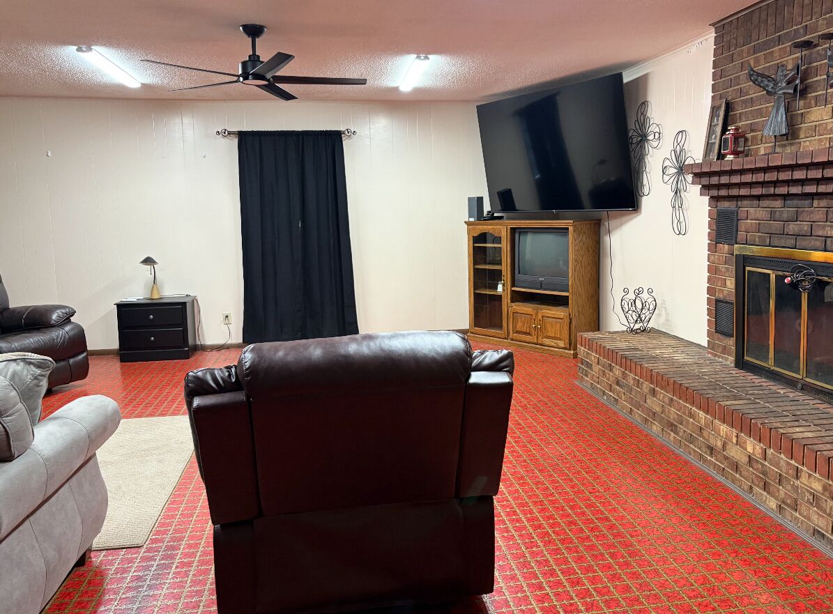 Smart TV, chimenea, reproductor de DVD y tenis de mesa 