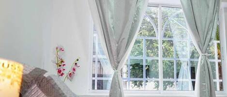 8 bedrooms, desk, WiFi, bed sheets