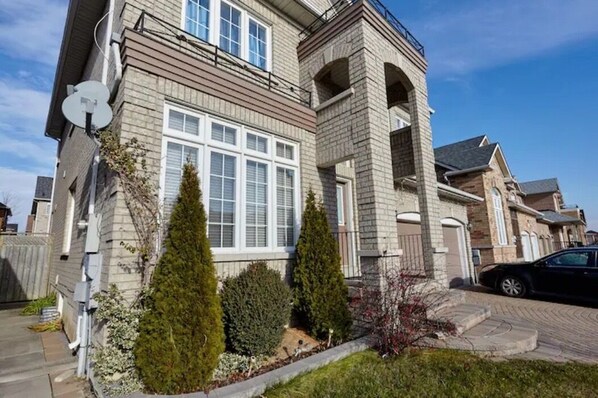 Exterior - Charming 2-bedroom Lodge with WiFi, AC between Markham and Richmond Hill (Markham)