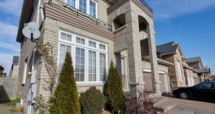 Charming 2-bedroom Lodge with WiFi, AC between Markham and Richmond Hill