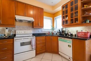 Fridge, microwave, oven, stovetop - Charming 2-bedroom Lodge with WiFi, AC between Markham and Richmond Hill (Markham)