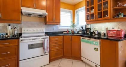 Charming 2-bedroom Lodge with WiFi, AC between Markham and Richmond Hill